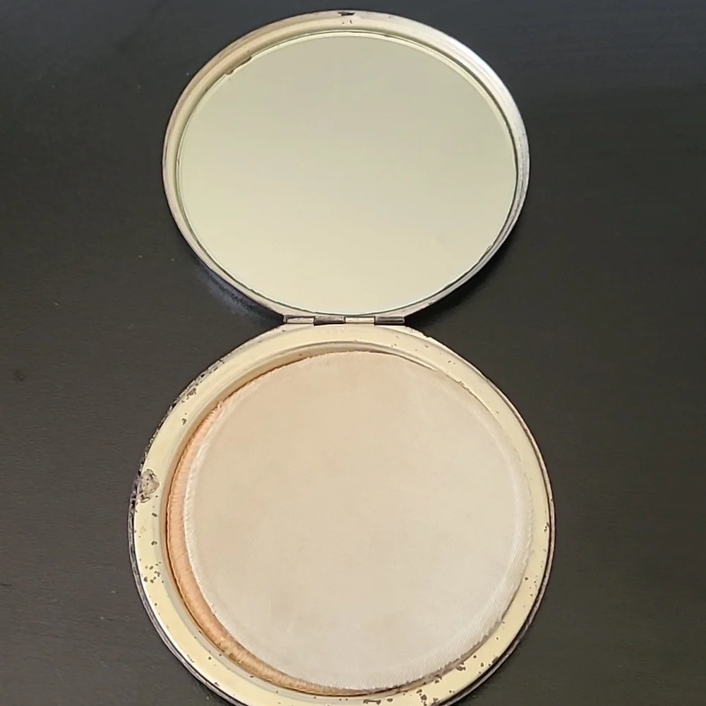 Vintage powder compact